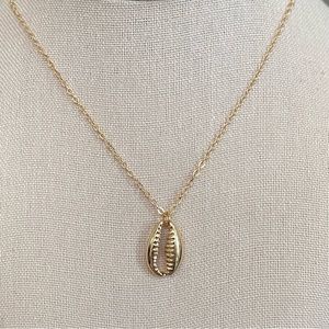 Adorable dainty gold shell necklace 🐚💙